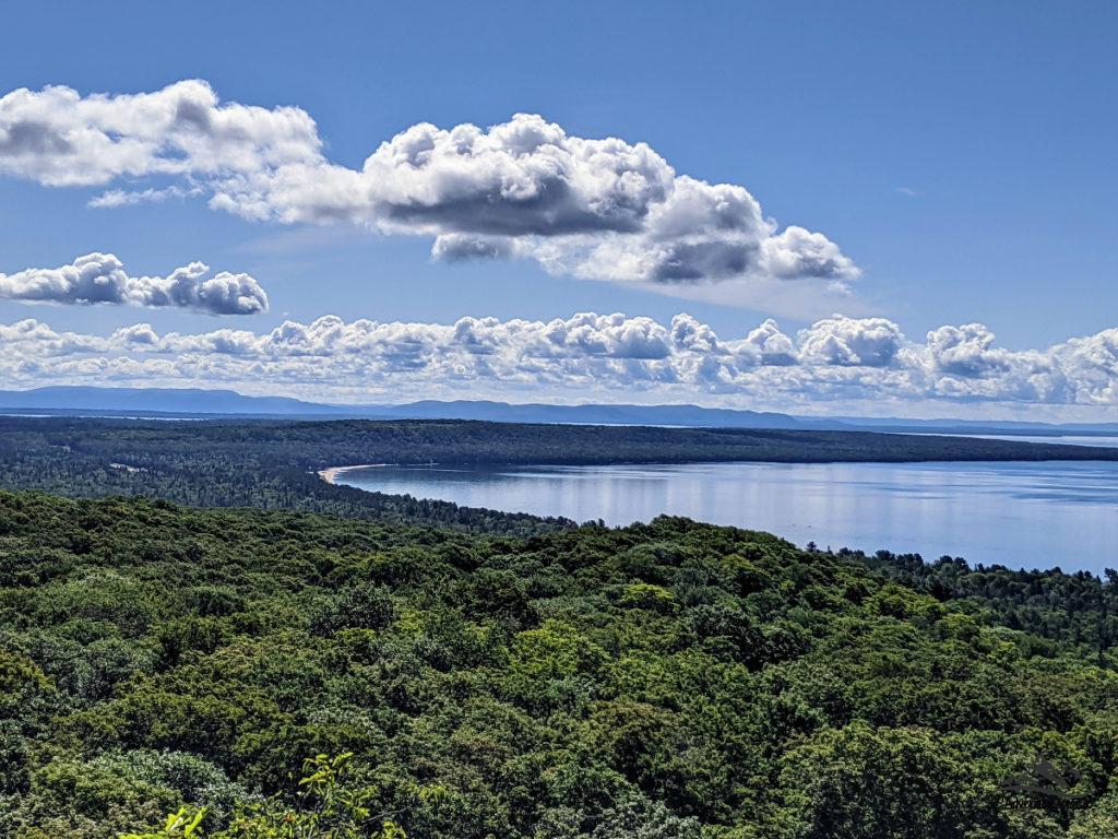 Vue sur le lac Supérieur et la vaste forêt du parc provincial Pancake Bay depuis le belvédère Edmund Fitzgerald