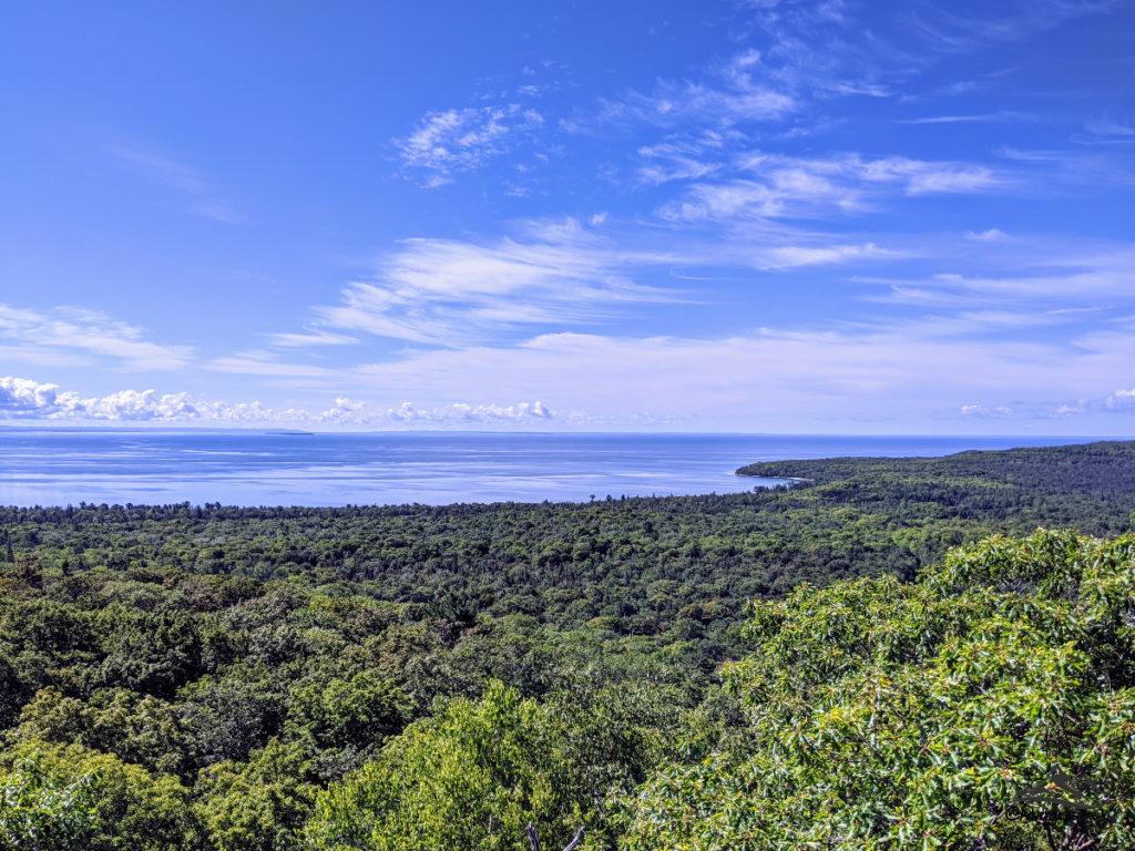 Vue sur le lac Supérieur et la vaste forêt du parc provincial Pancake Bay depuis le belvédère Edmund Fitzgerald