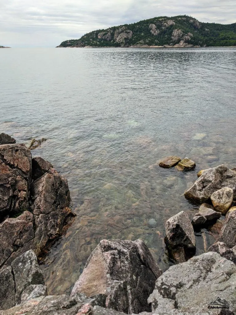 Eau bleu clair du lac Supérieur avec fond rocheux et rive au belvédère de la baie d'Alona