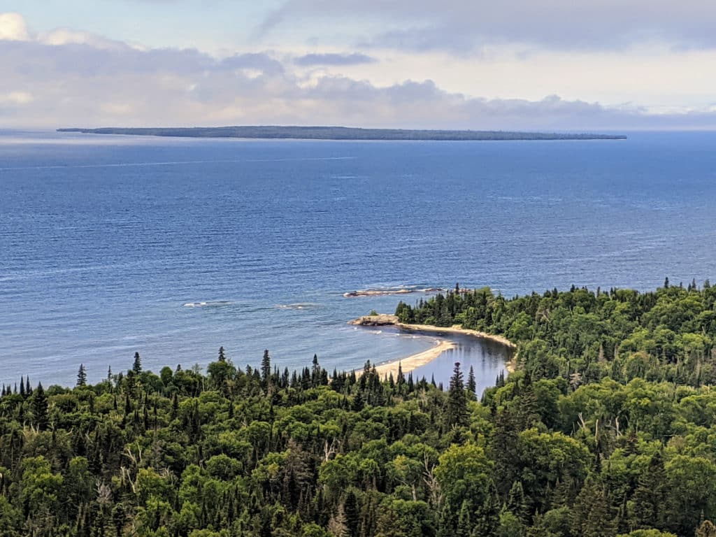 Vue sur la baie demi-lune et le lac Supérieur depuis le belvédère du sentier Orphan Bay