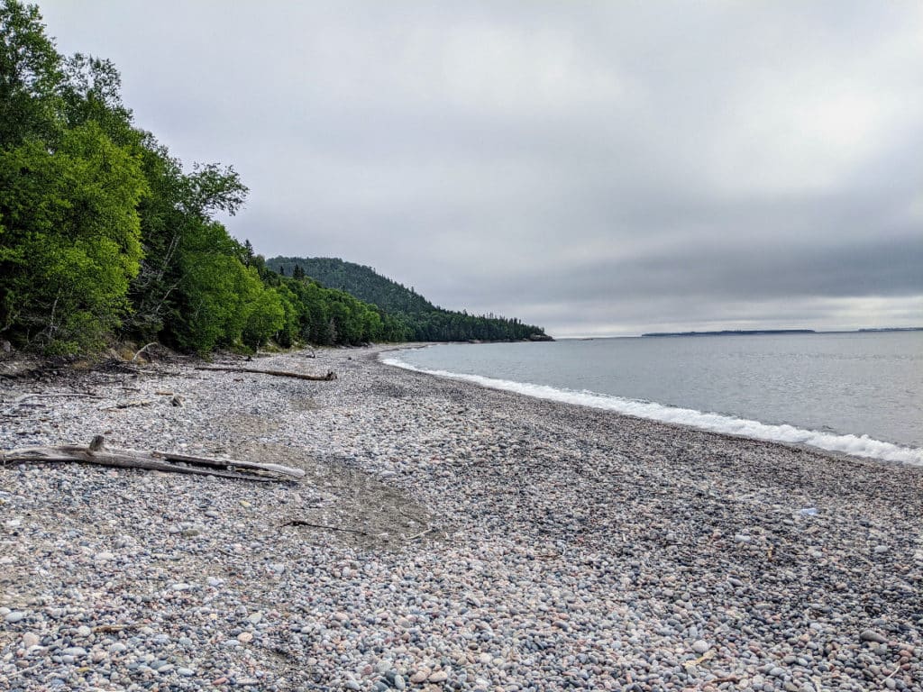 Plage de galets dans le parc provincial du Lac Supérieur