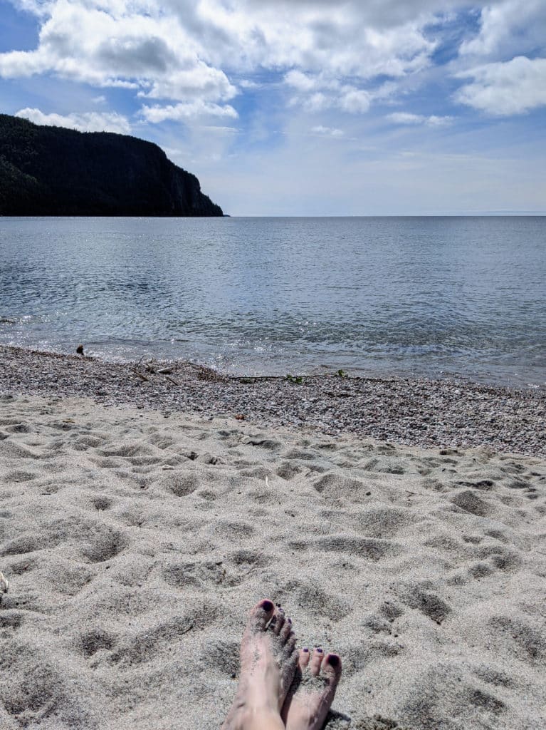 Profil de vieille femme sculpté dans les collines vu de la plage de sable sur les rives du lac Supérieur