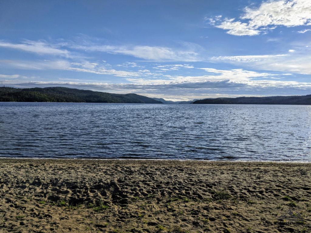 Sable de Rose Beach et du lac Wawa avec les collines au loin au-delà du lac