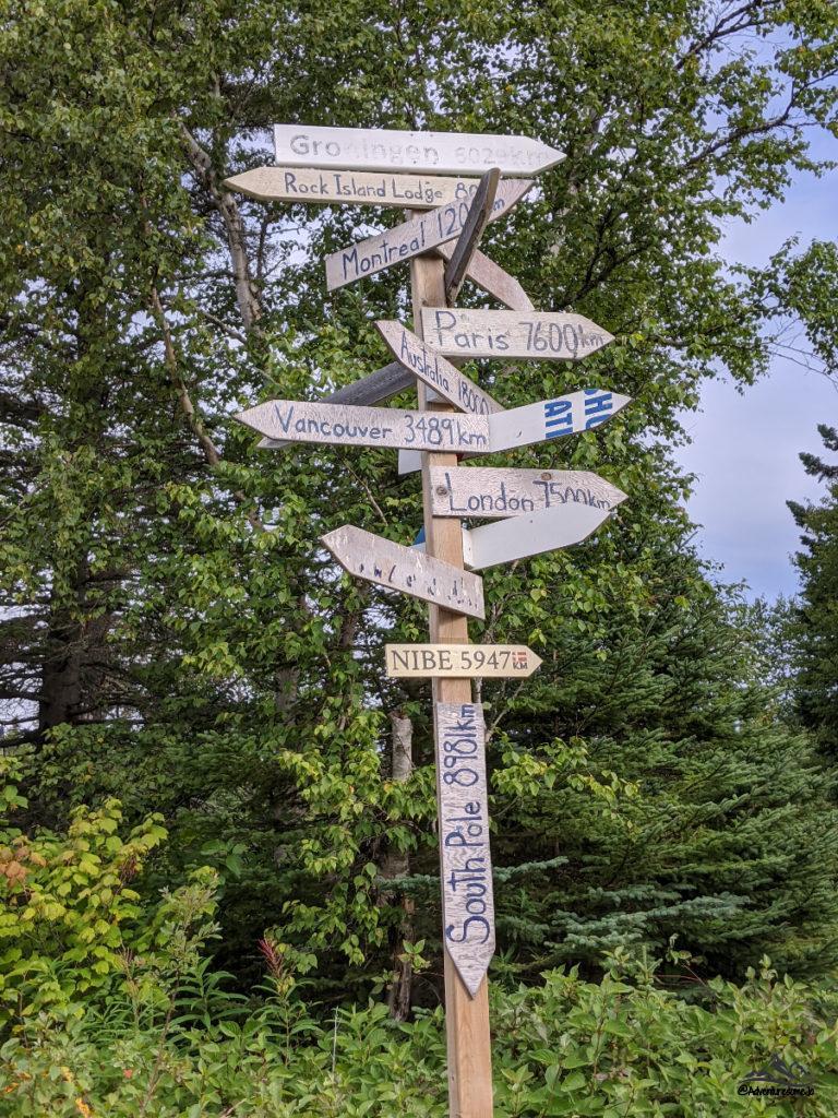 Panneau à Wawa avec différentes villes du monde entier avec la distance en kilomètres pour chacune