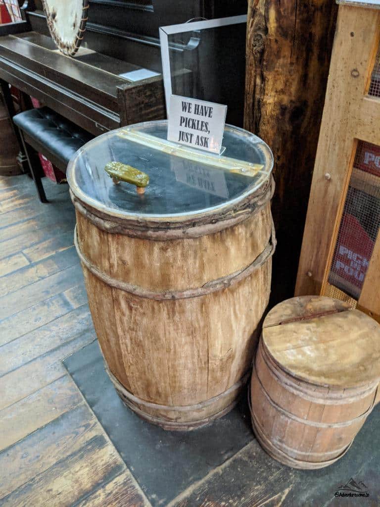 baril de cornichon à l'aneth avec une pancarte indiquant que nous avons du cornichon, il suffit de demander