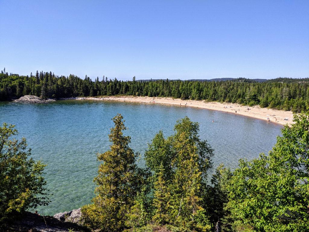 Vue sur une plage de sable et une vaste forêt du parc national Pukaskwa, dans le Nord de l'Ontario