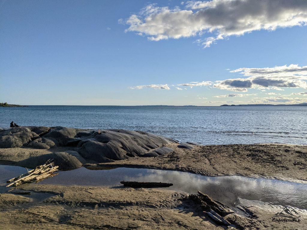 rive rocheuse du lac Supérieur dans le parc provincial Neys