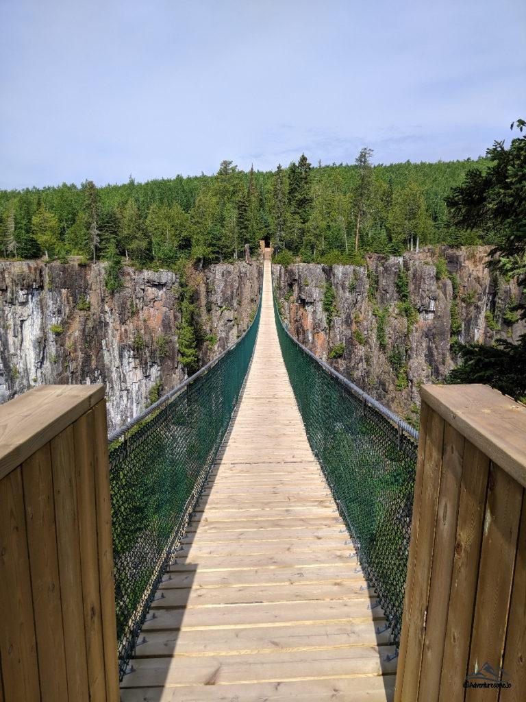 vue sur le long pont suspendu étendu vers le côté supérieur d'Eagle Canyon