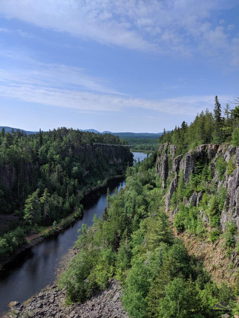Eagle Canyon avec le pont suspendu entre les deux parois rocheuses