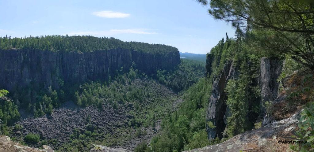 Canyon Ouimet avec la haute paroi rocheuse et les forêts denses au sommet près de Thunder Bay dans le Nord de l'Ontario