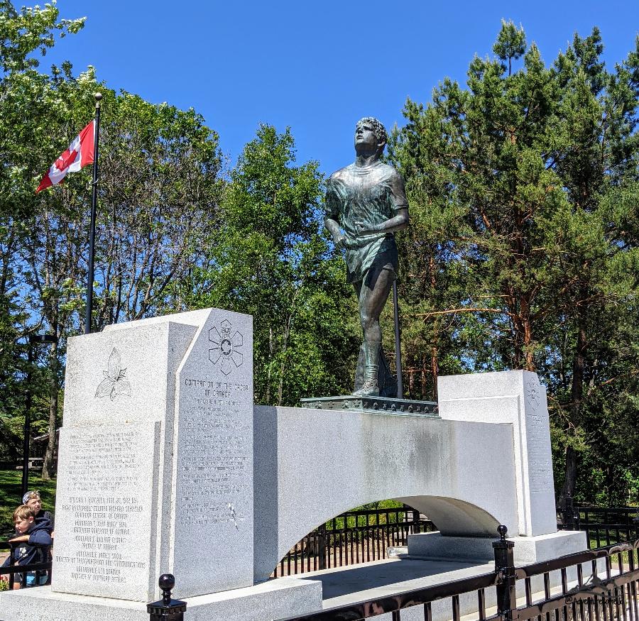 Mémorial Terry Fox sur l'autoroute 17 dans le nord de l'Ontario