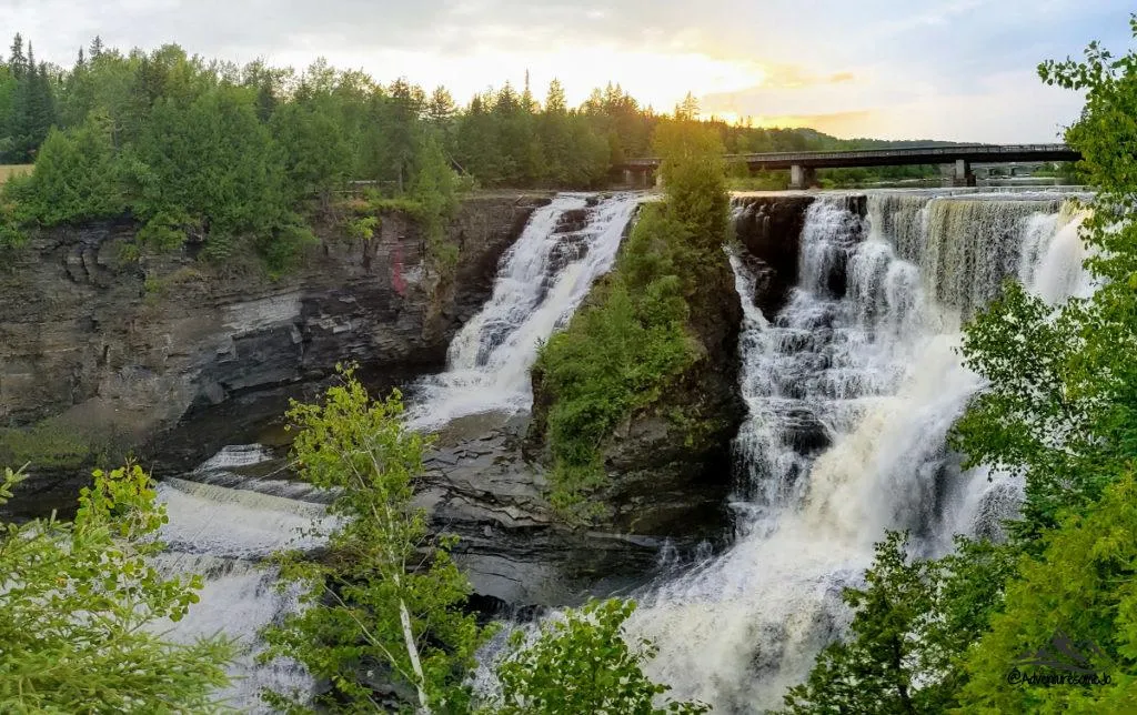 Eau vive sur les larges chutes Kakabeka à Thunder Bay avec le pont sur la rivière au-dessus des chutes