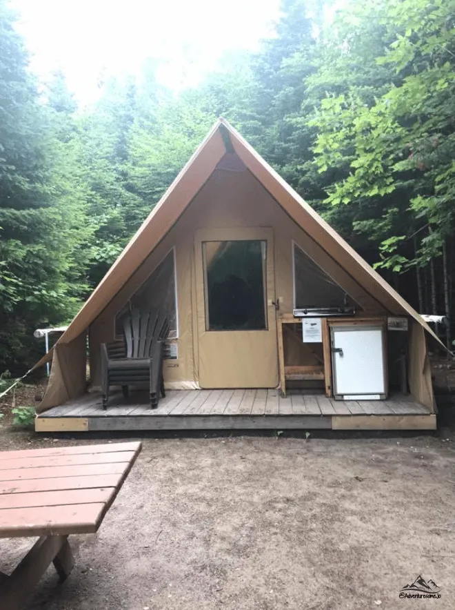 tente en toile avec petite terrasse en bois