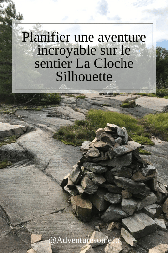Sentier La Cloche Silhouette marqué de cairns dans le parc provincial