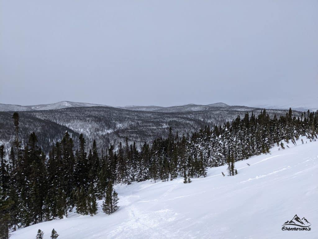 Views of the surrounding mountains on mont Hog's Back Trail