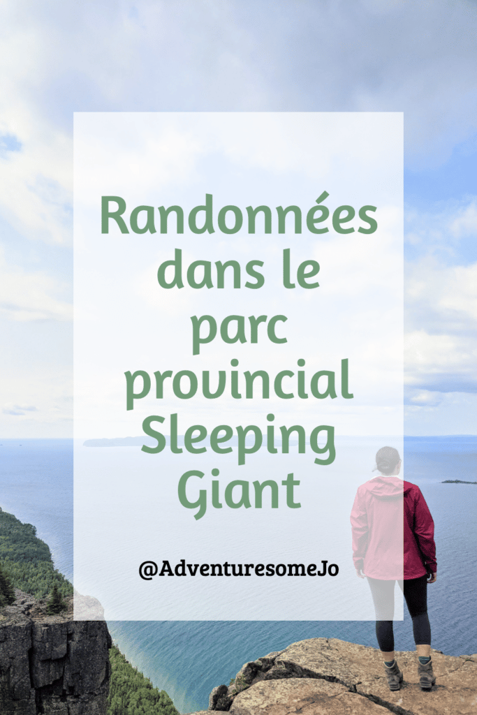 Randonneur sur les genous du Géant admirant le lac Supérieur