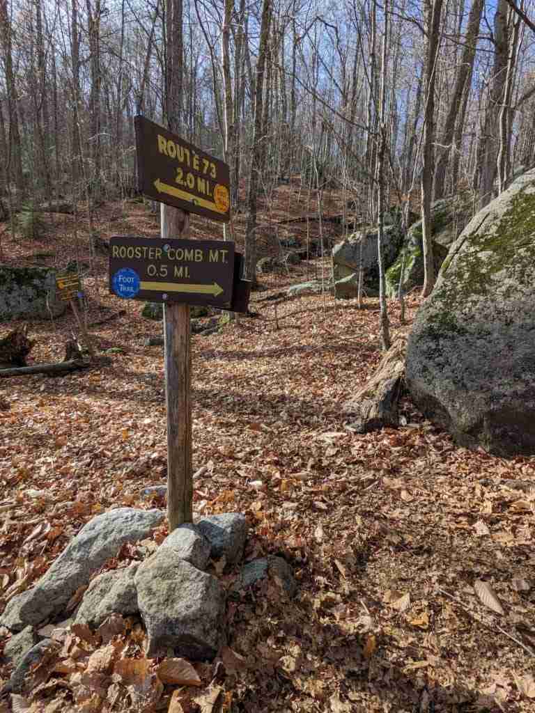 sign post on the trail indicating the way for the Rooster Comb summit and the way back to the parking
