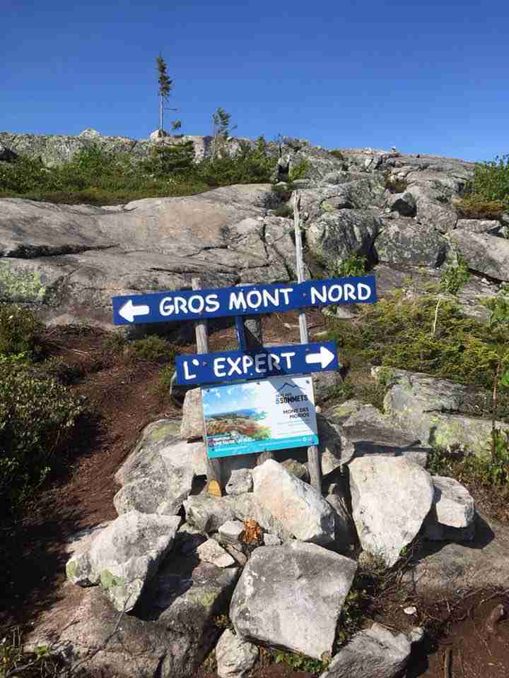Trail sign for the Gros Mont Nord and L'expert trail at the summit of Mont des Morios