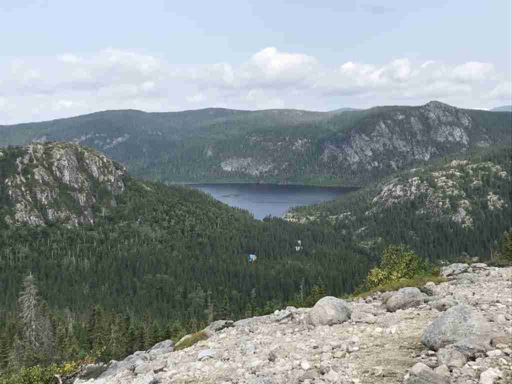 Lac à L'empêche between the mountains seen from the rocky trail