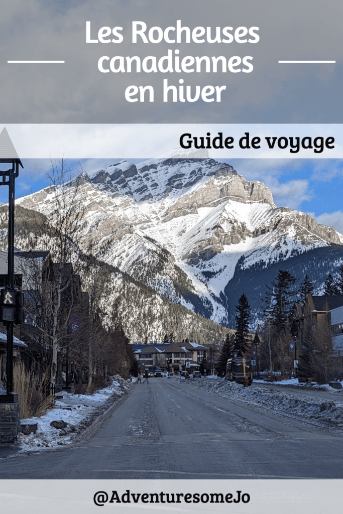 Road trip dans les Rocheuses canadiennes en hiver avec l'avenue Banff et la montagne Cascade en arrière plan