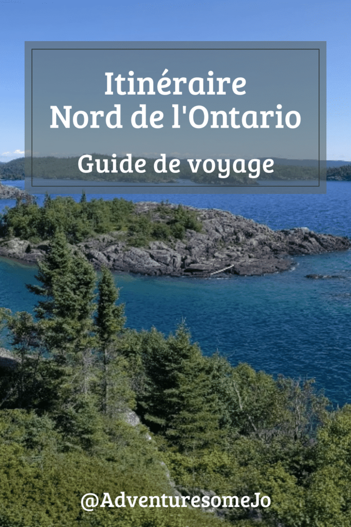 Épingle d'un guide de voyage pour une itinéraire d'un road trip dans le nord de l'Ontairo montrant les eaux bleues du lac Supérieur et les rivages boisées.