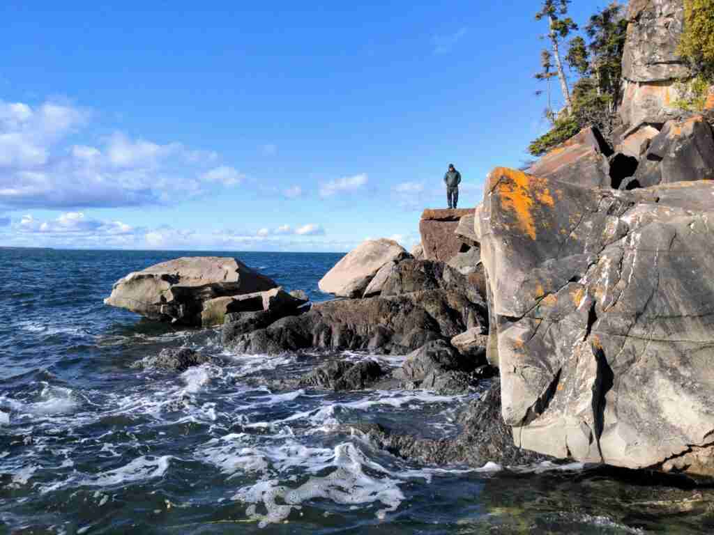 scrambling on the shoreline in la pointe aux Épinettes in parc national du Bic