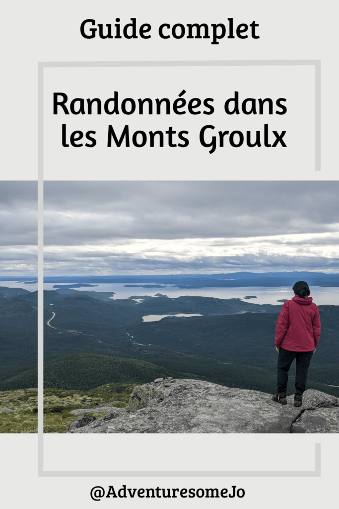 randonneur debout au sommet du mont Harfang dans les monts Groulx avec le réservoir Manicouagan au loin