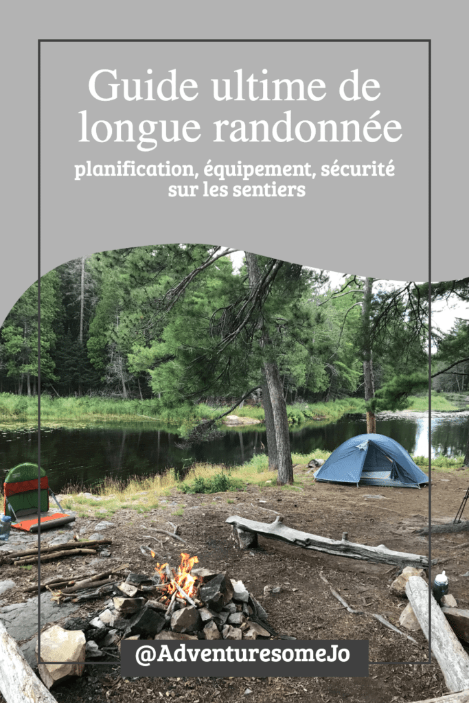 épingle du guide ultime de longue randonnée avec une tente et un feu à un terrain de camping d'arrière pays sur le long d'une rivière