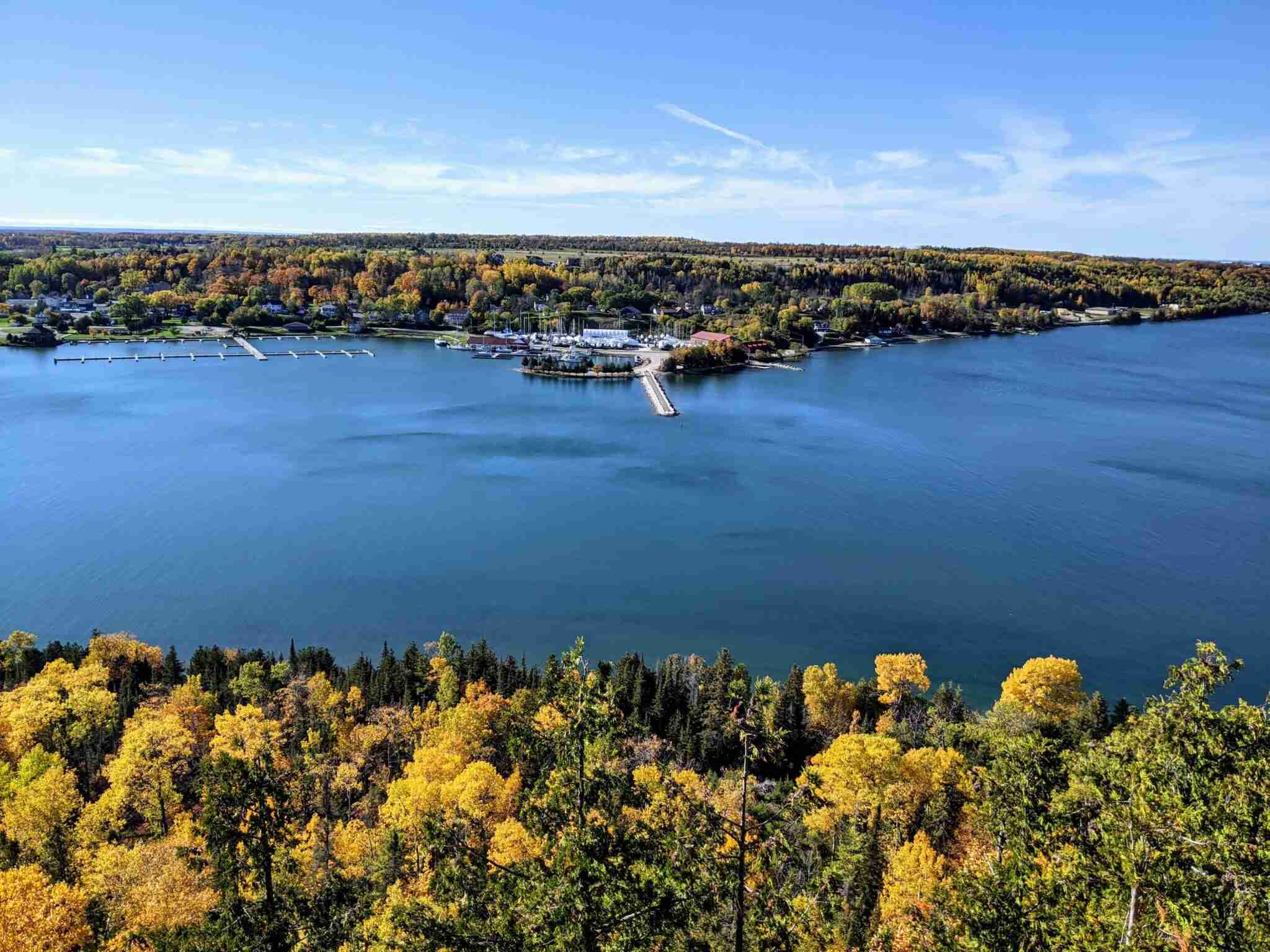 Point de vue d'East Bluff surplombant la baie de Gore sur l'île Manitoulin