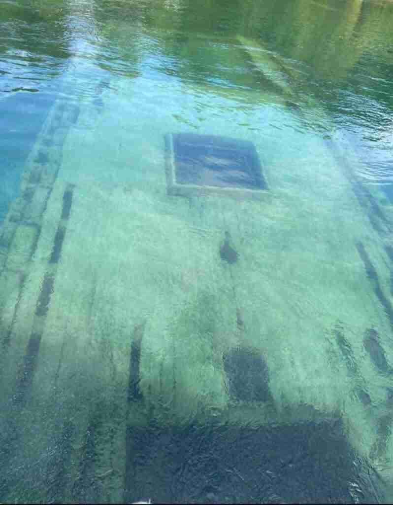 A shipwreck lying at the bottom of the sea viewed from the boat with one of Tobermory's boat tour compagnies