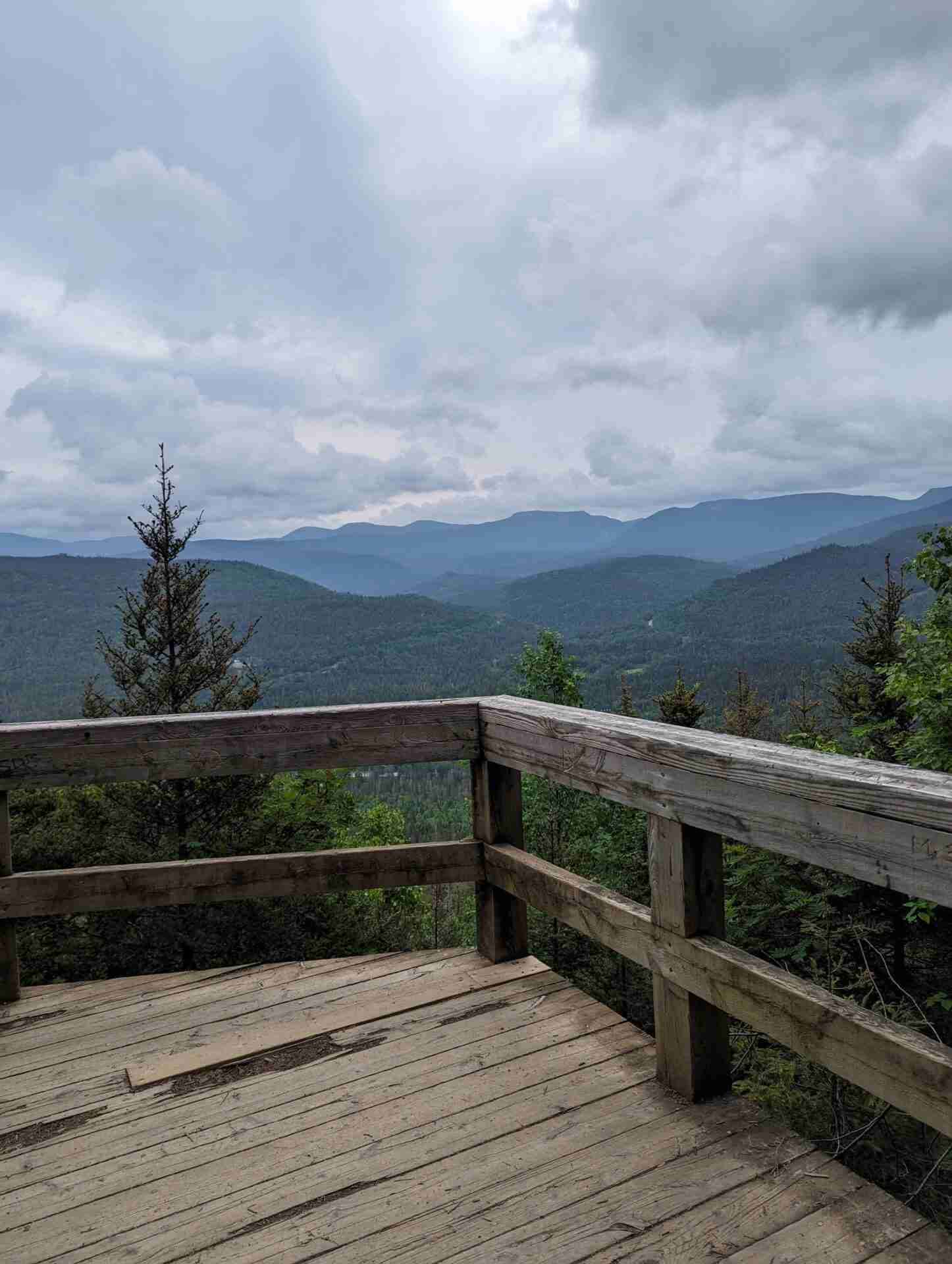 Belvédère La Saillie looking at the green mountain range