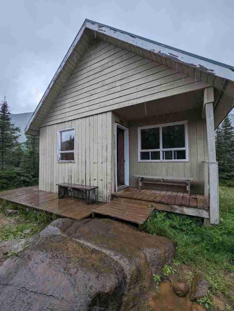 le refuge La Serpentine sur le sentier du tour du mont Albert