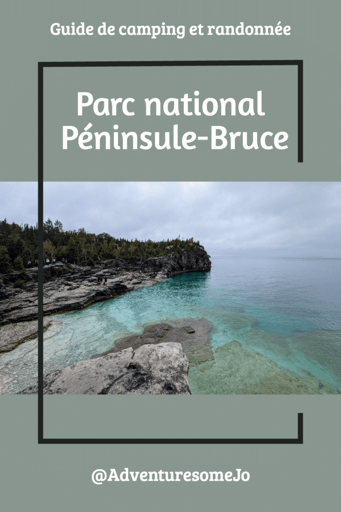 l'eau bleue clair et la rive rocheuse de la baie Georgienne dans la péninsule de Bruce