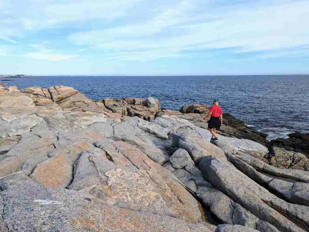 randonneur sur la côte rocheuse près d'Halifax