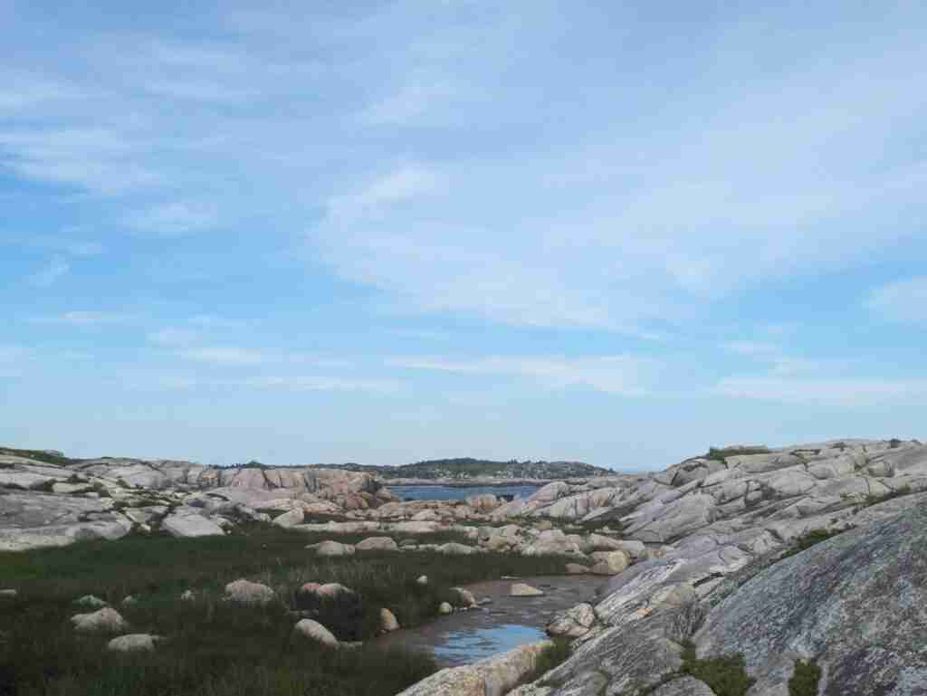 grès blanc et zone herbeuse sur un sentier en Nouvelle-Écosse