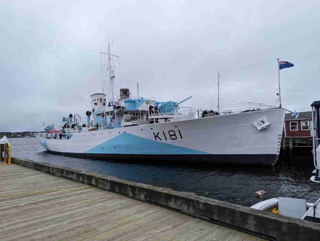 le navire historique NCSM Sackville amarré dans le port d'Halifax