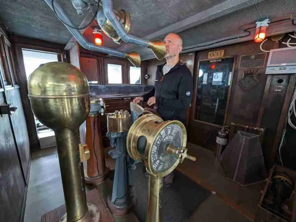 À l'intérieur de la cabine du NCSM Sackville