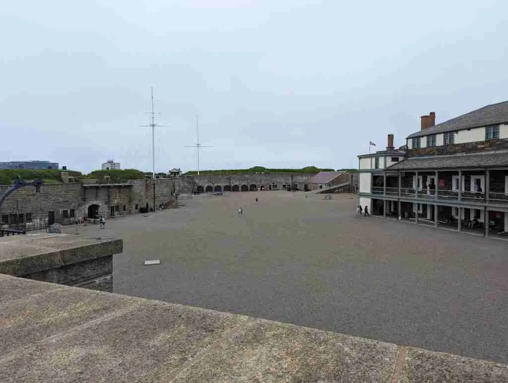 À l'intérieur de la citadelle d'Halifax avec les murs de pierre entourant le terrain
