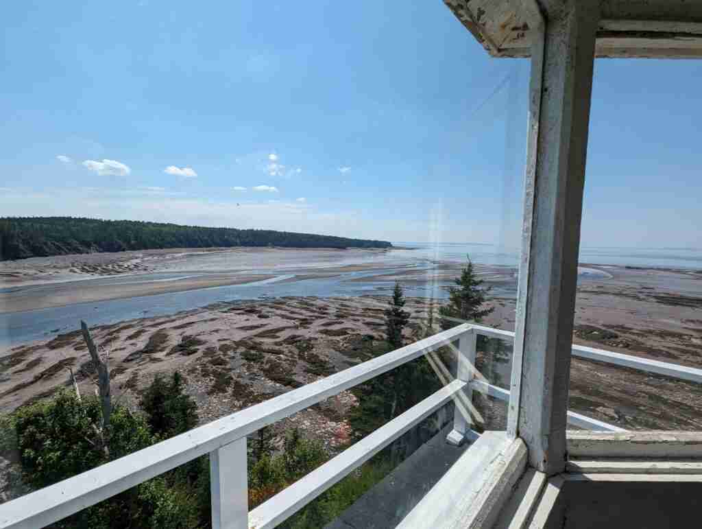 Vue de la baie de Fundy à marée basse depuis le sommet du phare de Walton Harbour