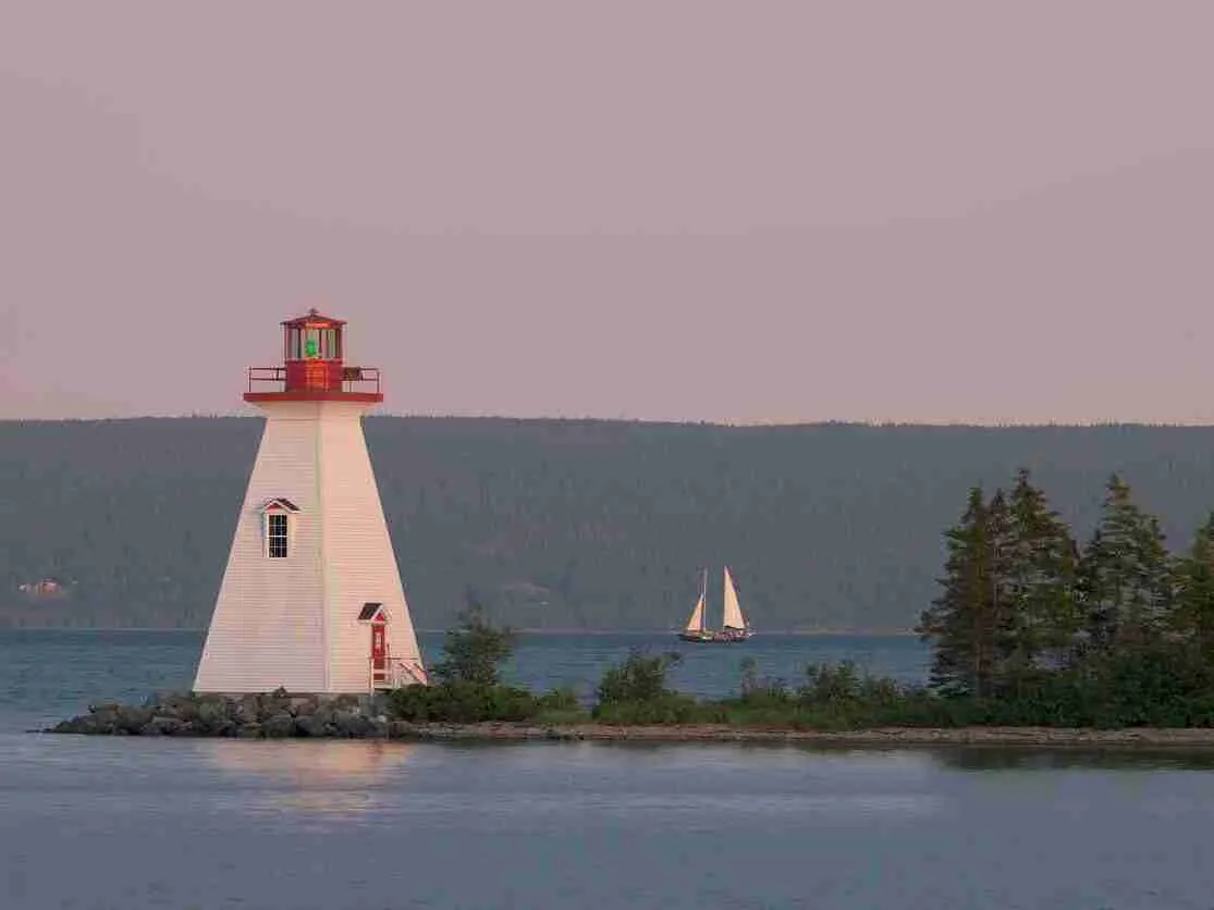 Le phare de l'île Kidston et un voilier sur l'eau entourant le phare