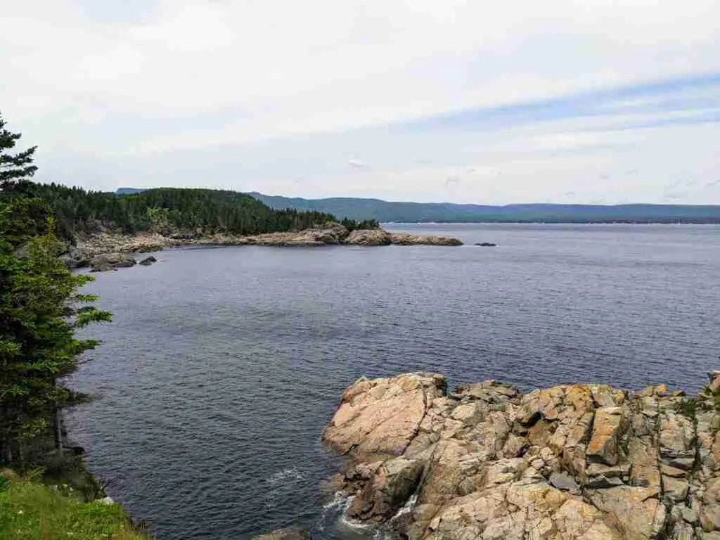 Vue sur la mer et la côte rocheuse depuis le sentier de Middle Head en Nouvelle-Écosse