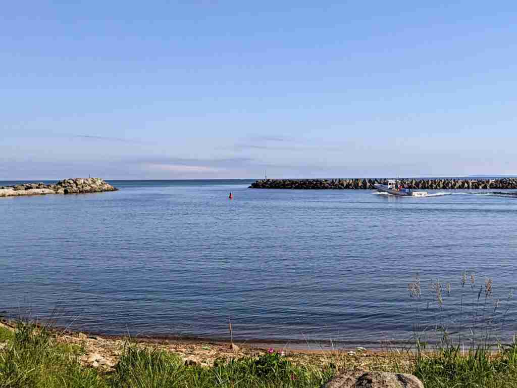 bateau de pêche en direction de la mer depuis le port et le quai de Margaree en Nouvelle-Écosse