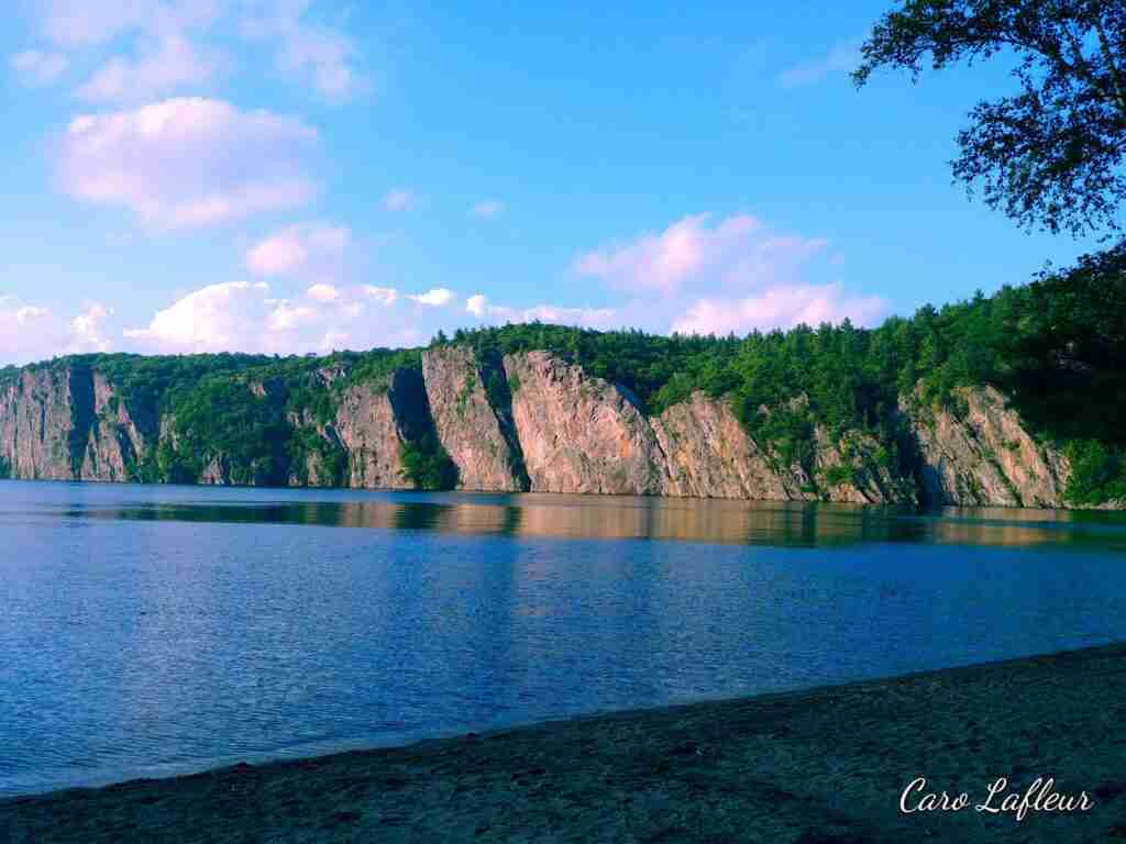 Rocher Mazinaw au-delà du lac Mazinaw vu de la plage du parc provincial Bon Echo