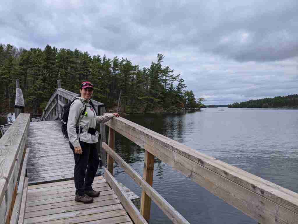 Traverser le lac Charleston sur une passerelle