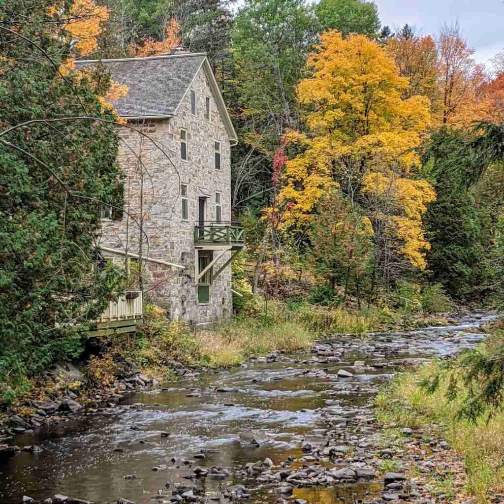 Moulin de Kintail au bord de la rivière avec les couleurs d'automne dans les arbres