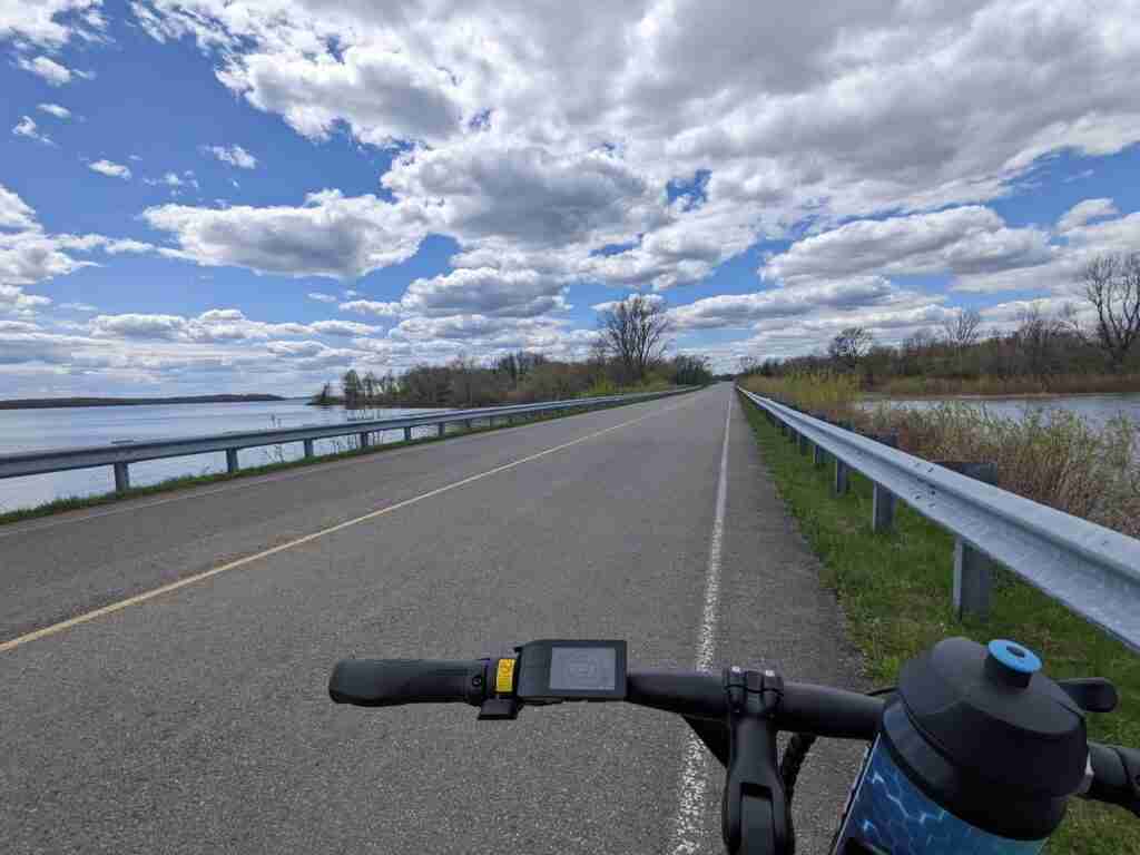 En vélo sur la promenade du Long Sault