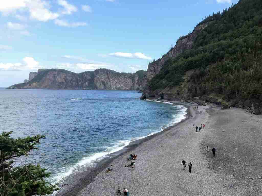 La plage de galets de Cap Bon-Ami dans le parc national Forillon avec ses falaises et vues sur le golfe du St-Laurent