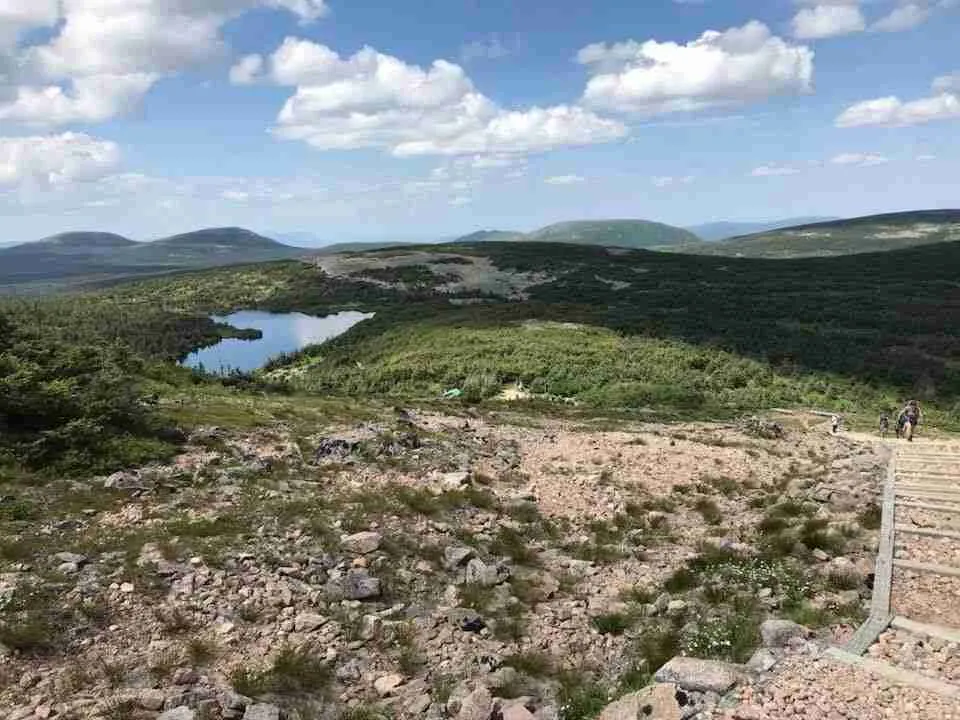 vue depuis le sentier du Mont Jacques-Cartier avec le lac René au loin et les collines couvertes de conifères