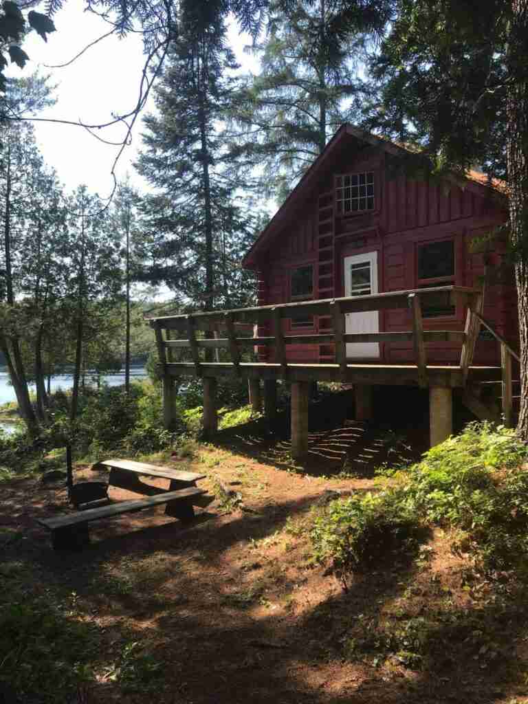 Refuge au bord du lac en forêt sur le sentier de randonnée du Mont-Tremblant