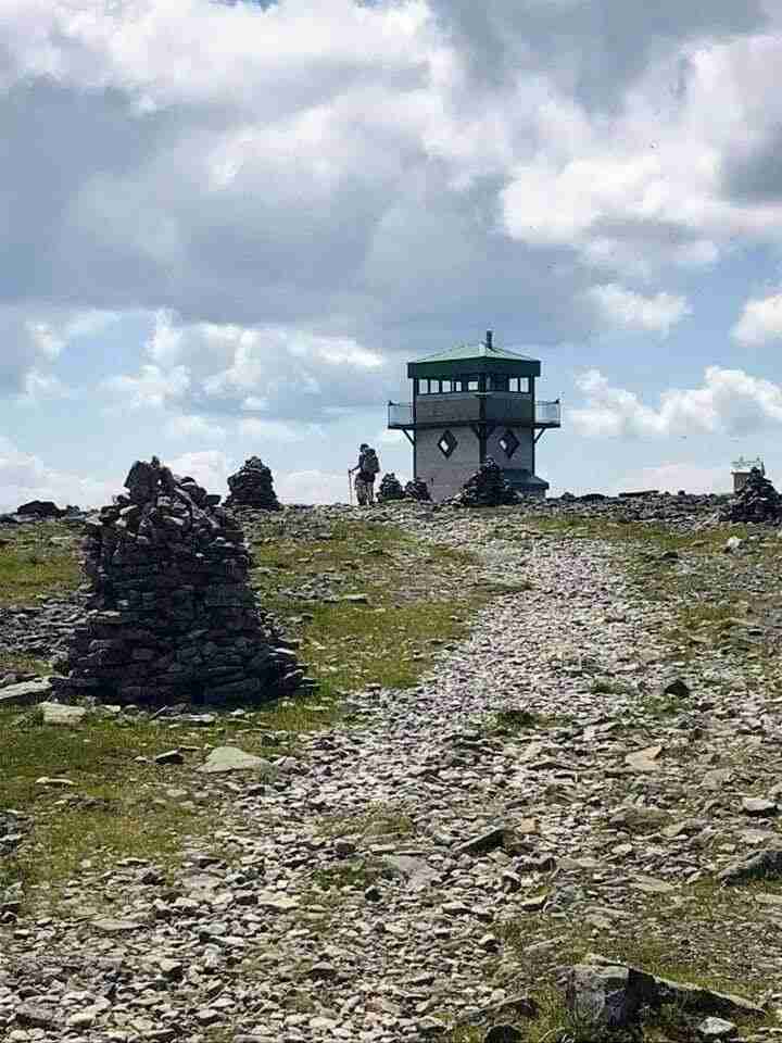 Des inukshuks guident le chemin vers la tour au sommet du mont Jacques-Cartier